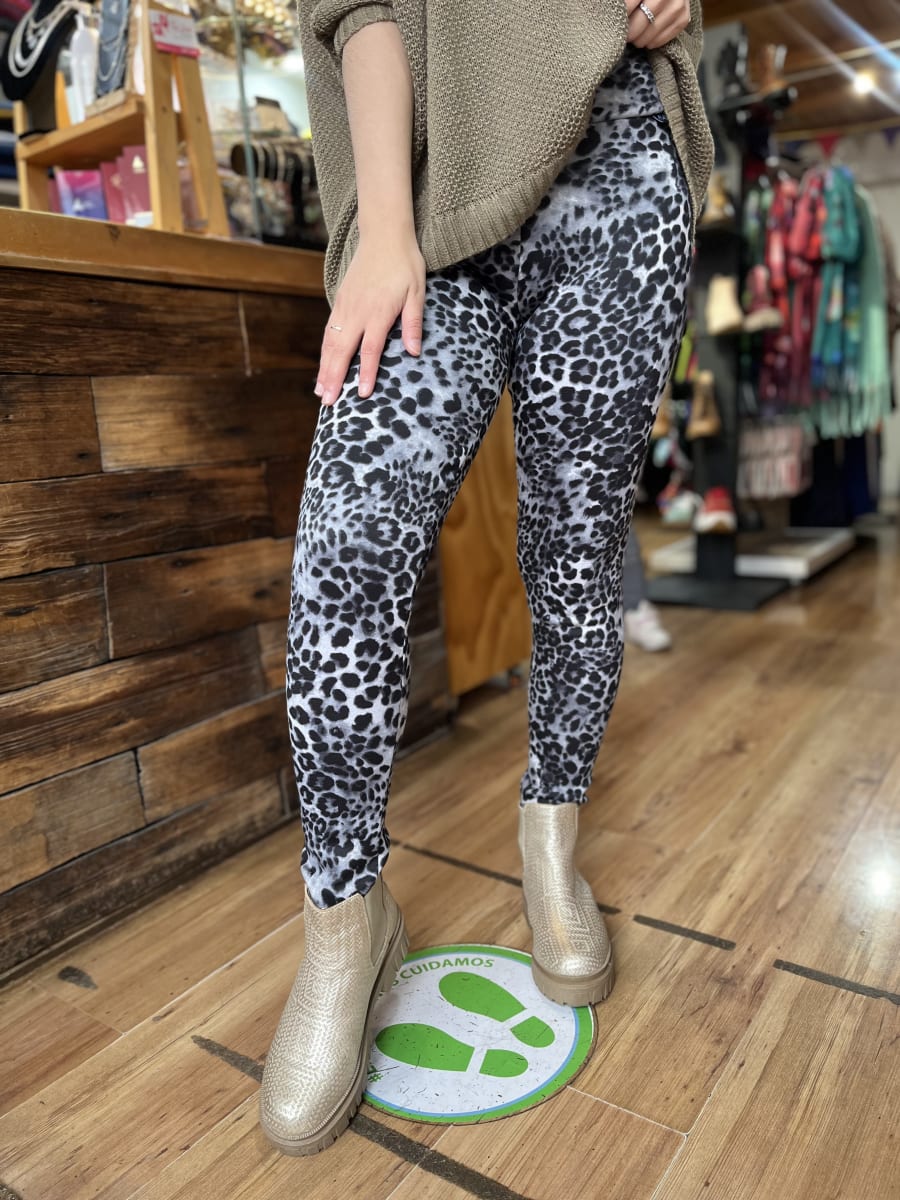 Calza forrada animal print gris alto invierno2