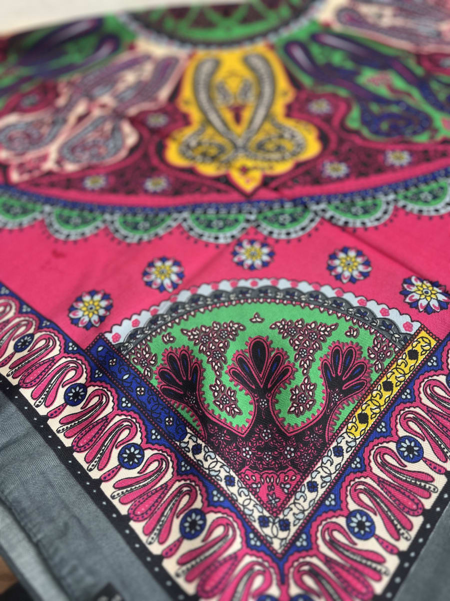 Pañuelo borlas 120*120 cms gris fucsia mandalas1