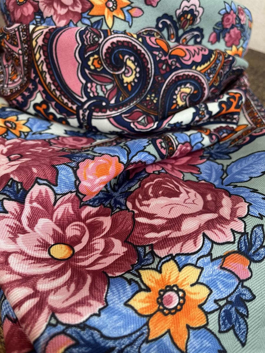 Pañuelo borlas 120* 120 cms verde menta floral1