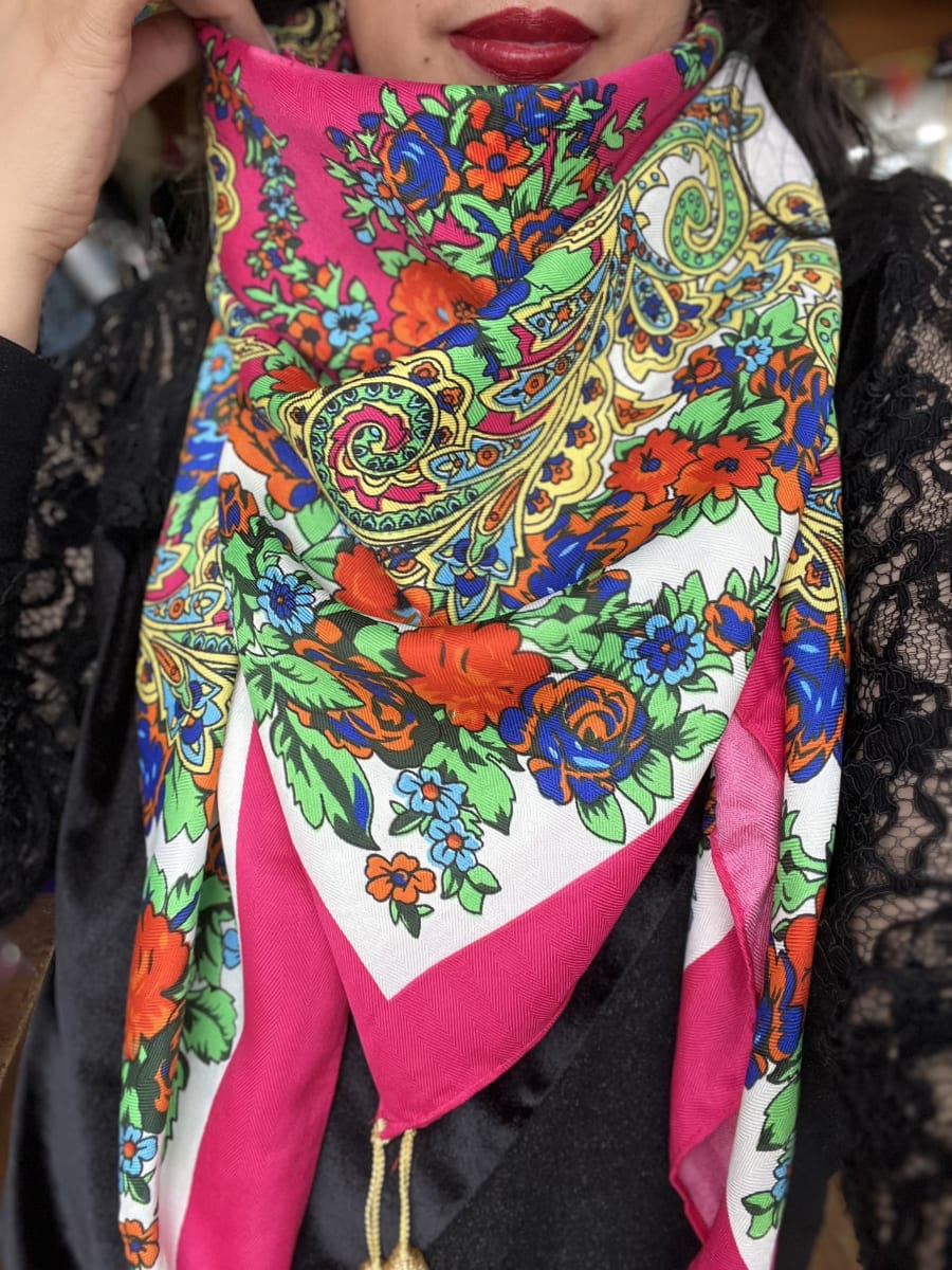 Pañuelo borlas 120*120 cms fucsia floral blanco verde1