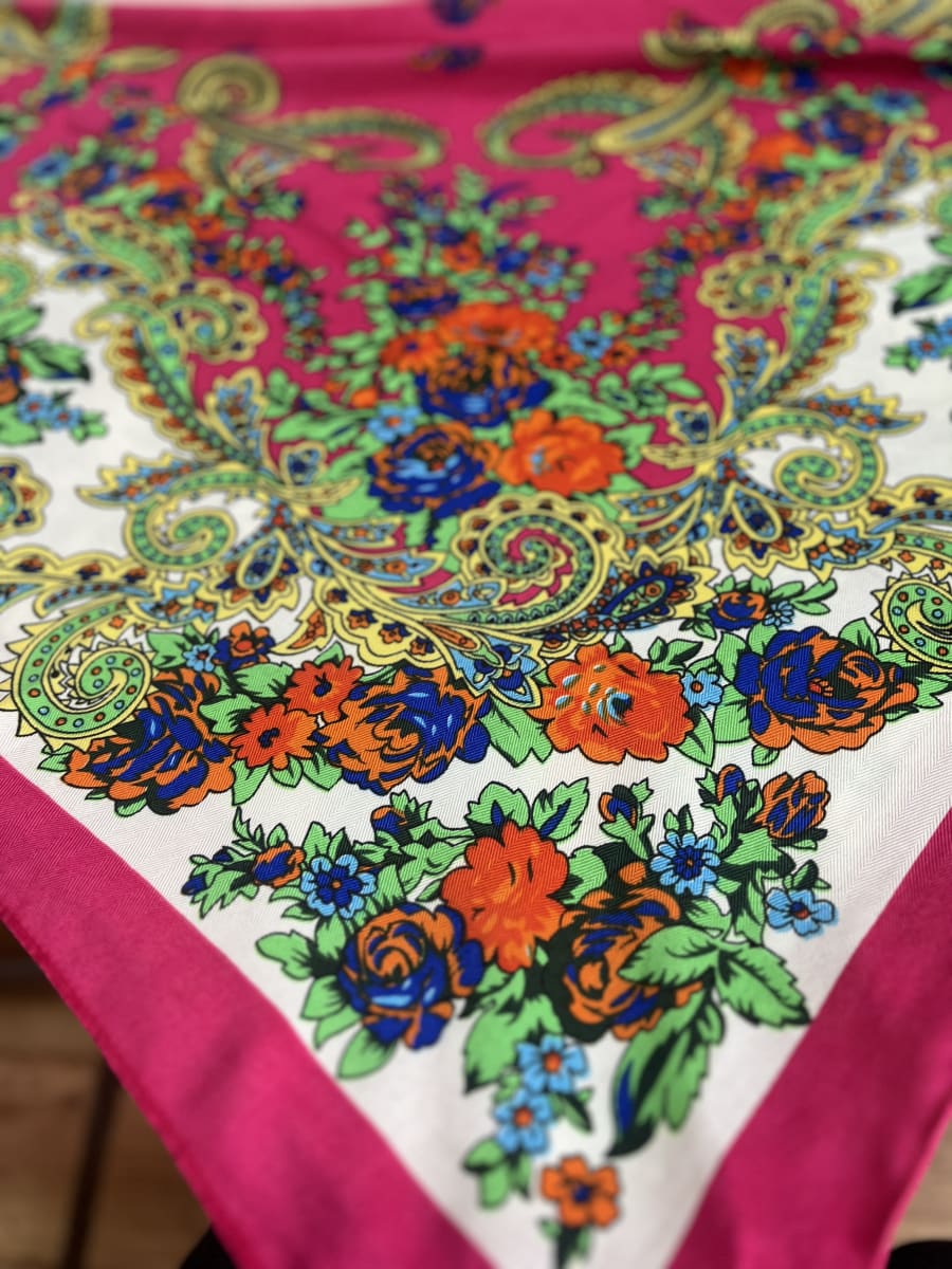 Pañuelo borlas 120*120 cms fucsia floral blanco verde2