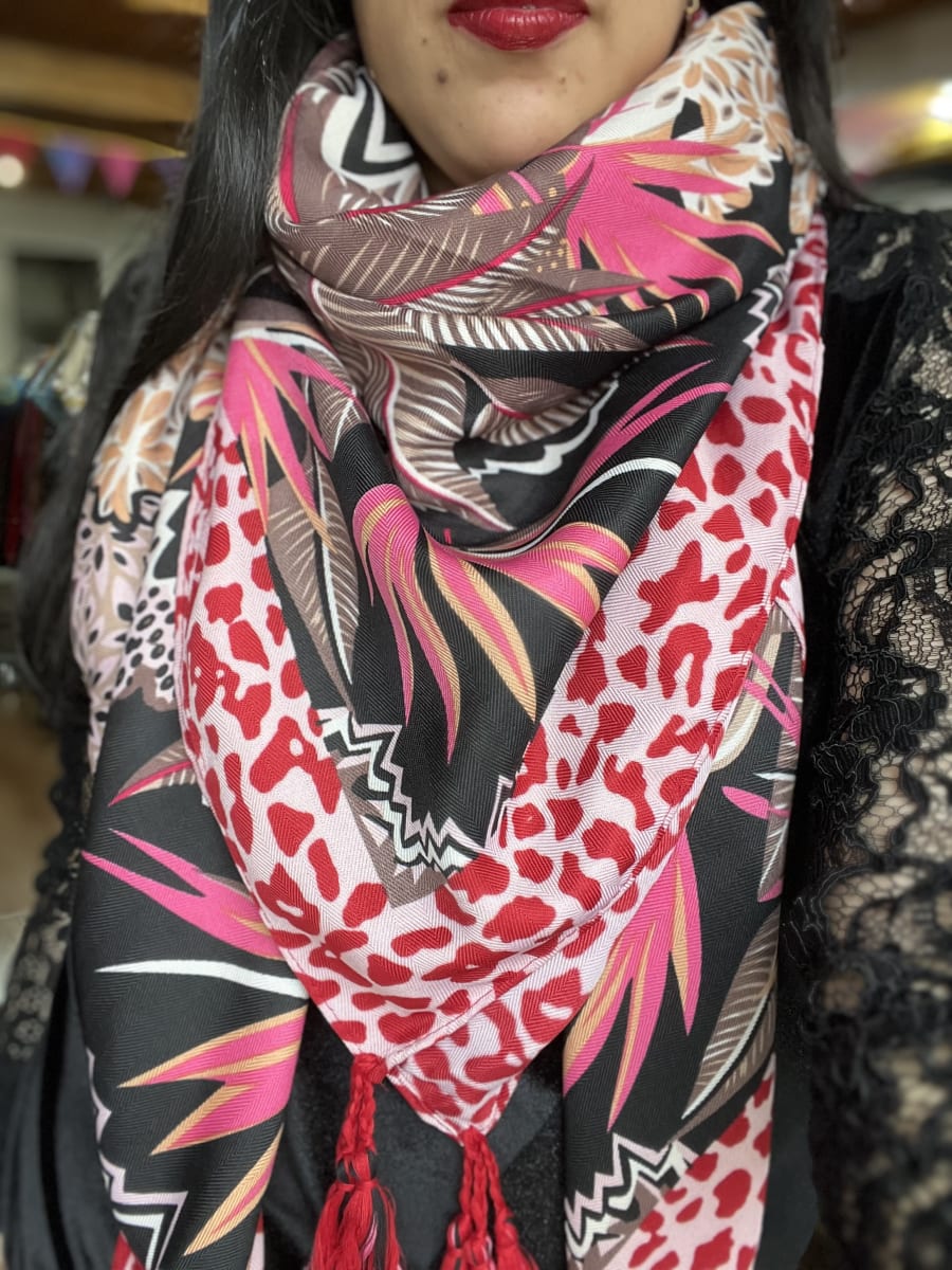 Pañuelo borlas 130*130 cms print leopardo rojo1