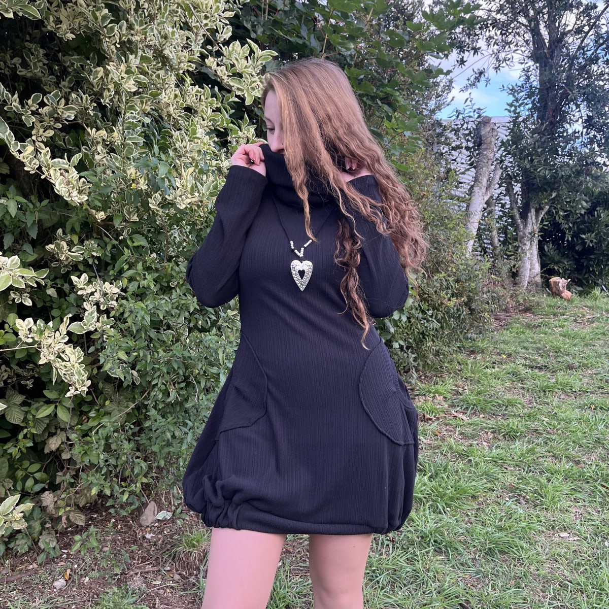 Vestido globo cachemira negro con cuello2