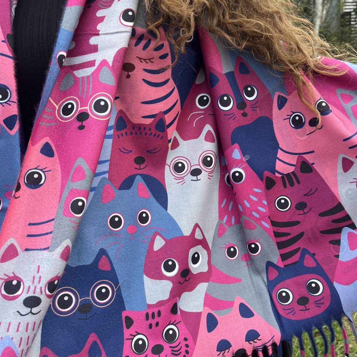 Bufanda Cashmere gatitos rayitas magenta azul2