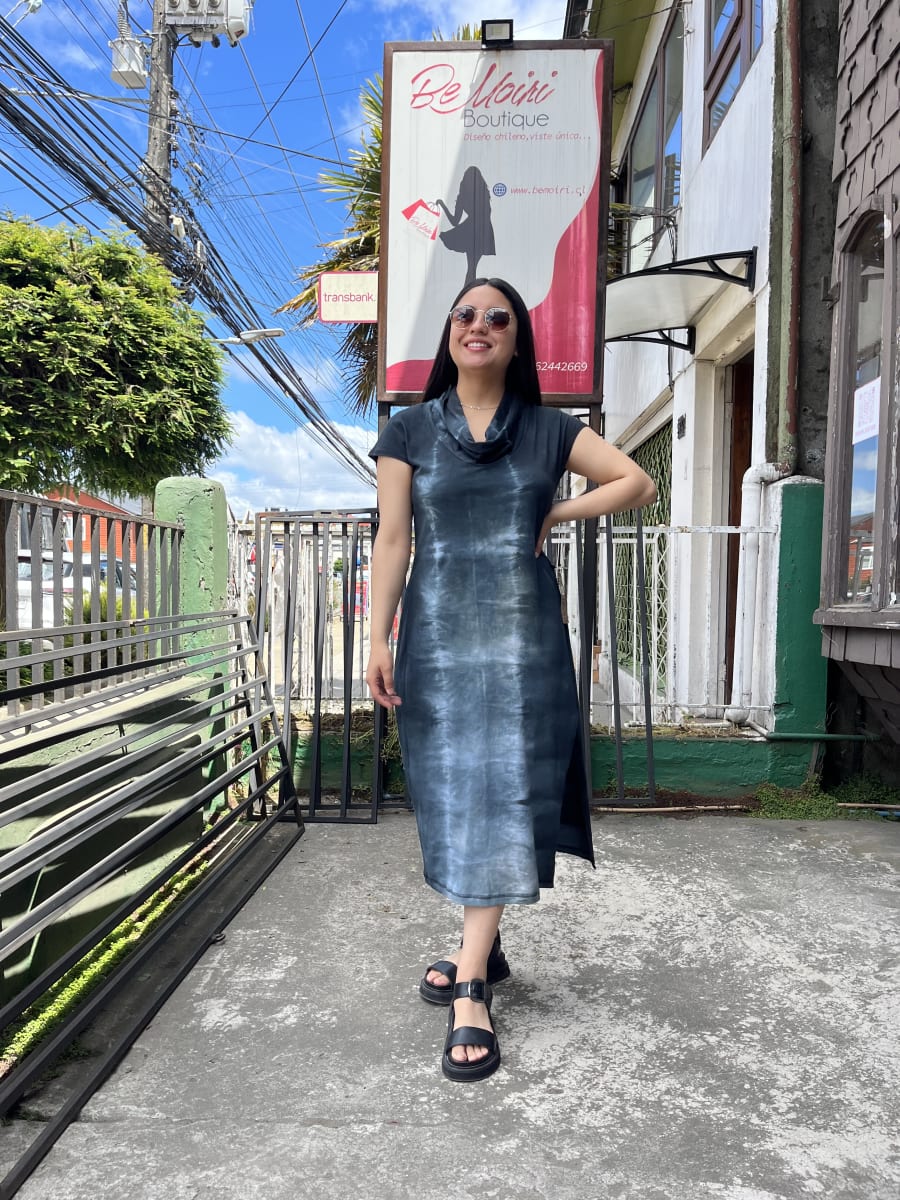 Vestido kisu Aylin negro teñido a mano abertura lateral1