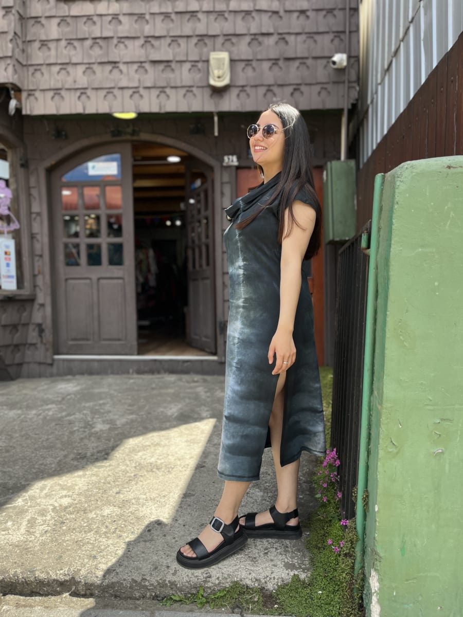 Vestido kisu Aylin negro teñido a mano abertura lateral3