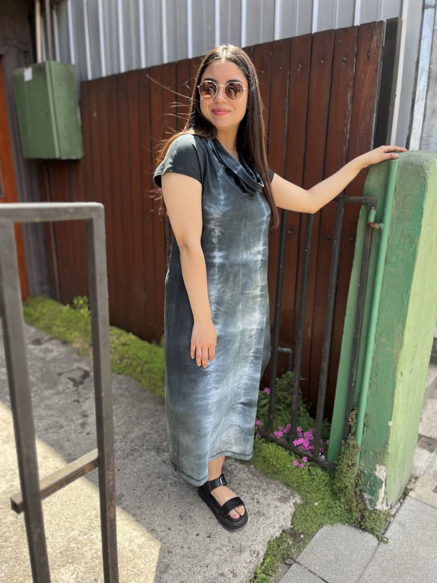 Vestido kisu Aylin negro teñido a mano abertura lateral2