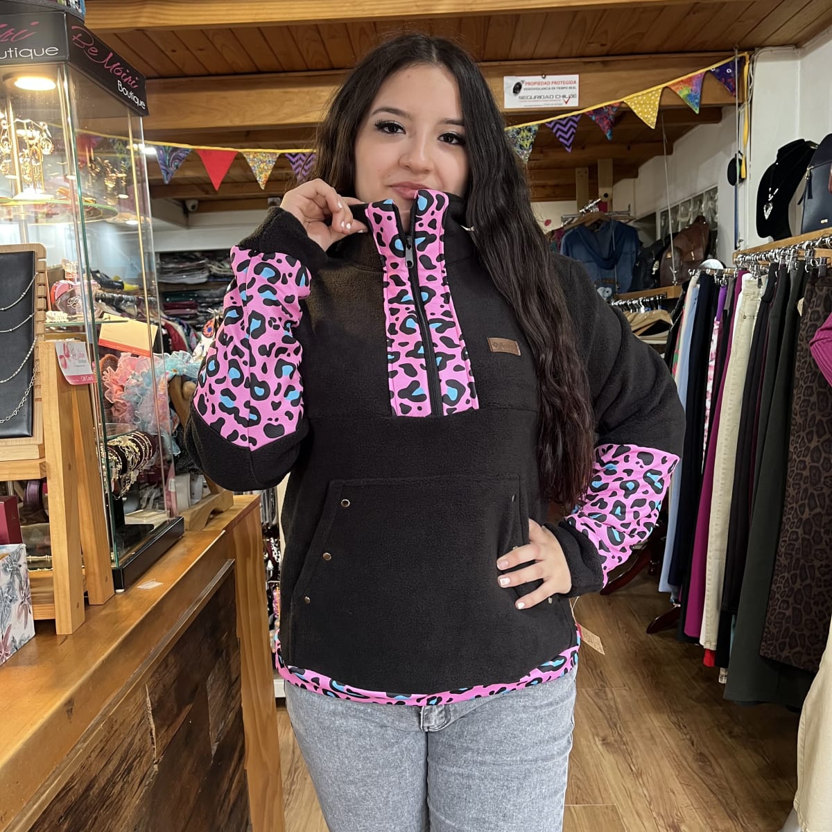 Poleron Astrea Print polar negro fucsia1