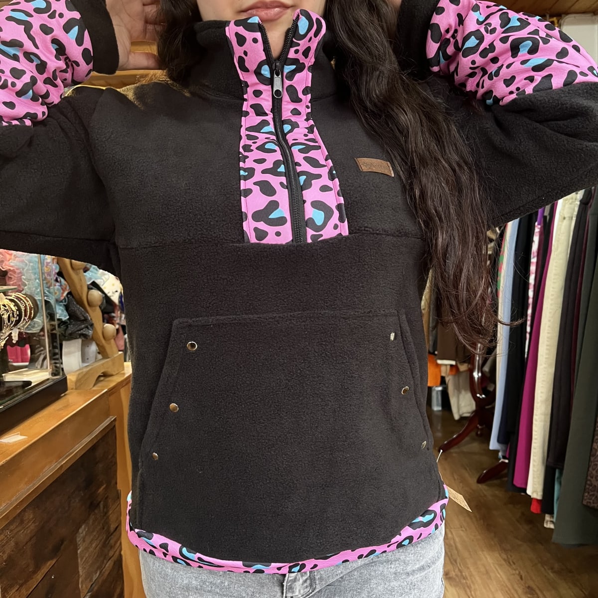 Poleron Astrea Print polar negro fucsia3