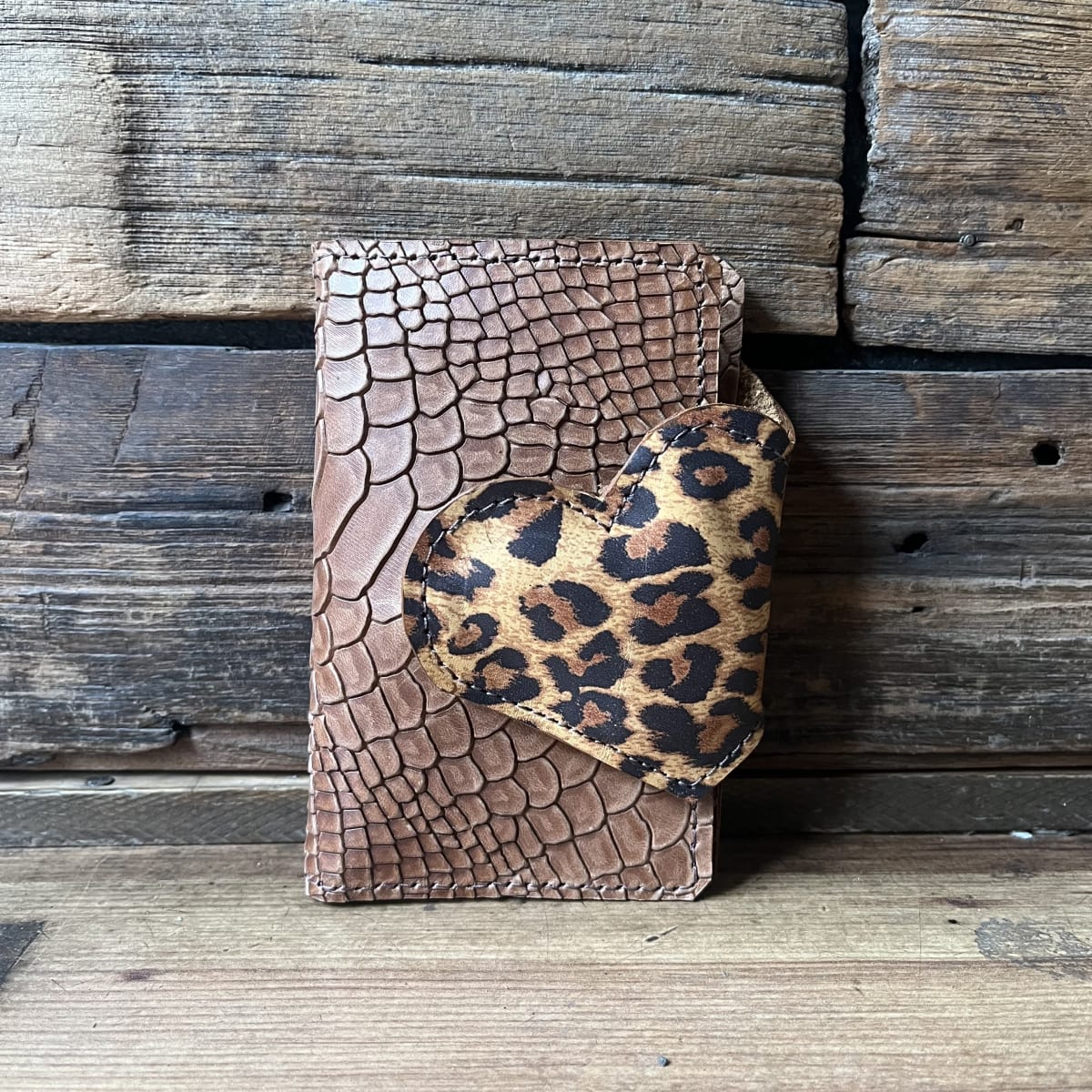 Billetera cuero corazon leopardo cafe 2 cuerpos1