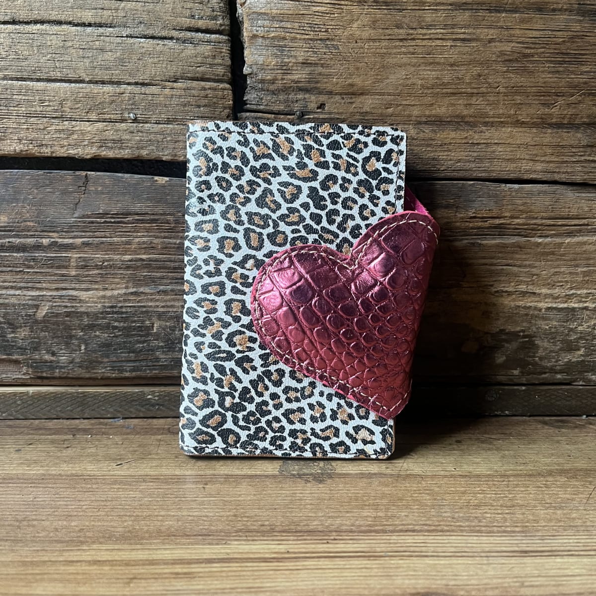 Billetera cuero corazon fucsia leopardo 2 cuerpos1
