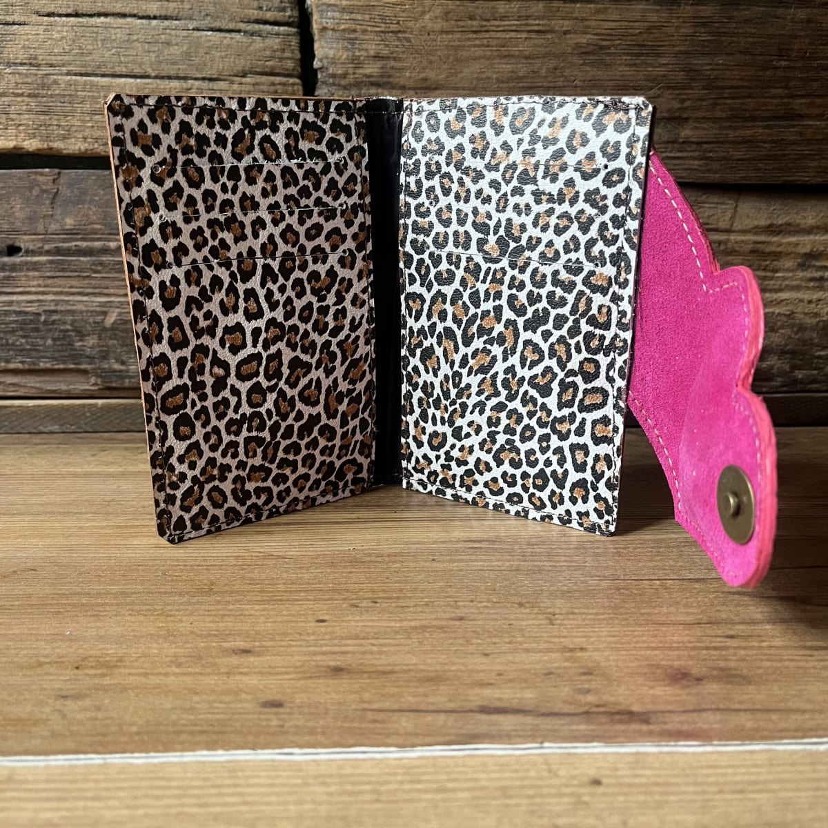 Billetera cuero corazon fucsia leopardo 2 cuerpos2