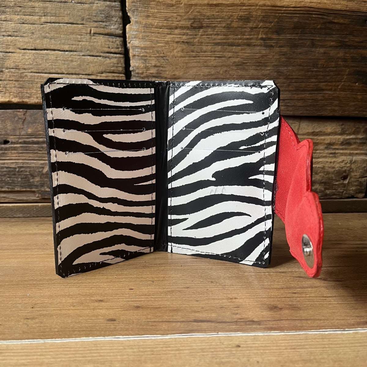 Billetera cuero corazon rojo cebra 2 cuerpos2