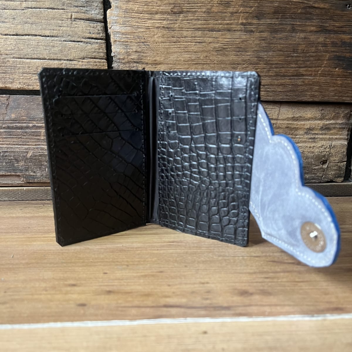 Billetera cuero corazon celeste negro 2 cuerpos2