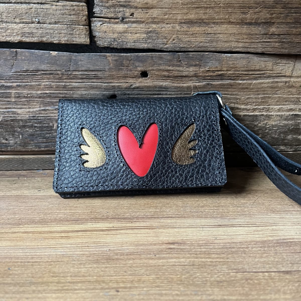 Billetera cuero corazon alado rojo negro 3 cuerpos1