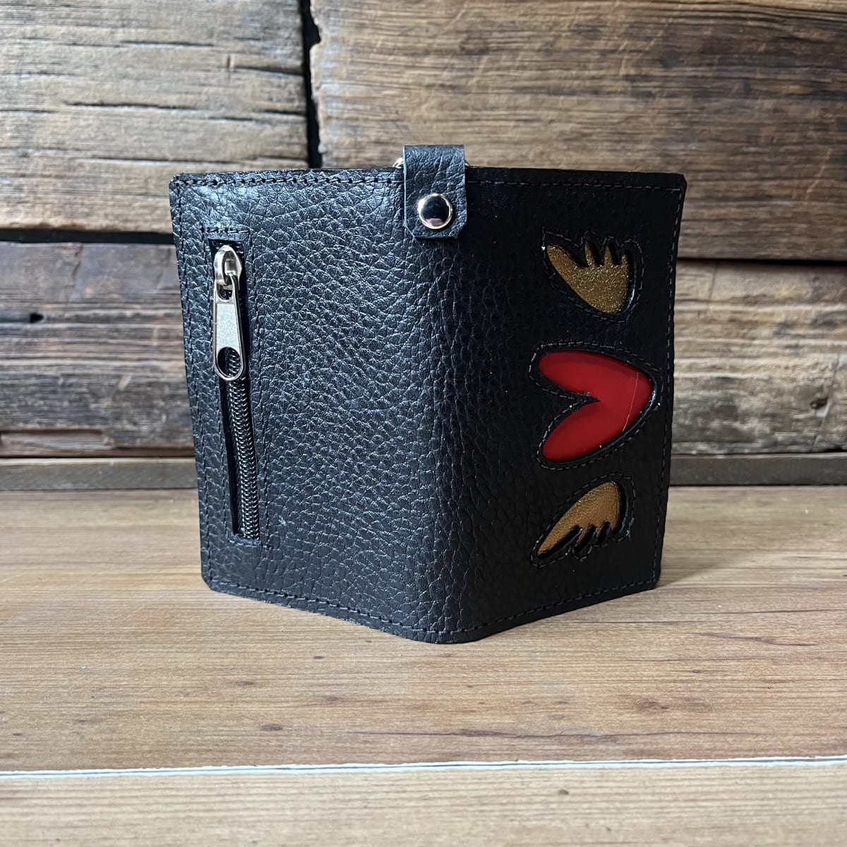 Billetera cuero corazon alado rojo negro 3 cuerpos2