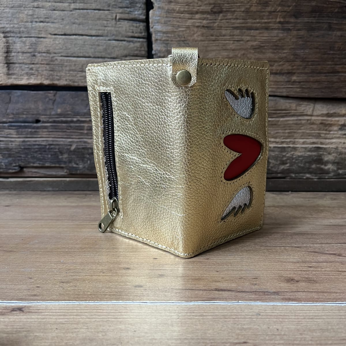Billetera cuero corazon alado rojo dorado 2 cuerpos2