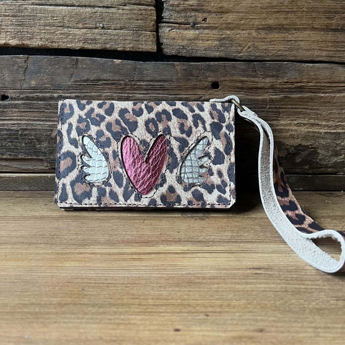 Billetera cuero corazon alado fucsia leopardo 2 cuerpos1