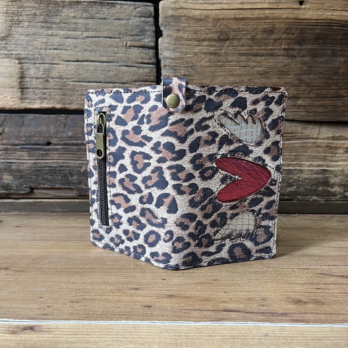 Billetera cuero corazon alado fucsia leopardo 2 cuerpos3
