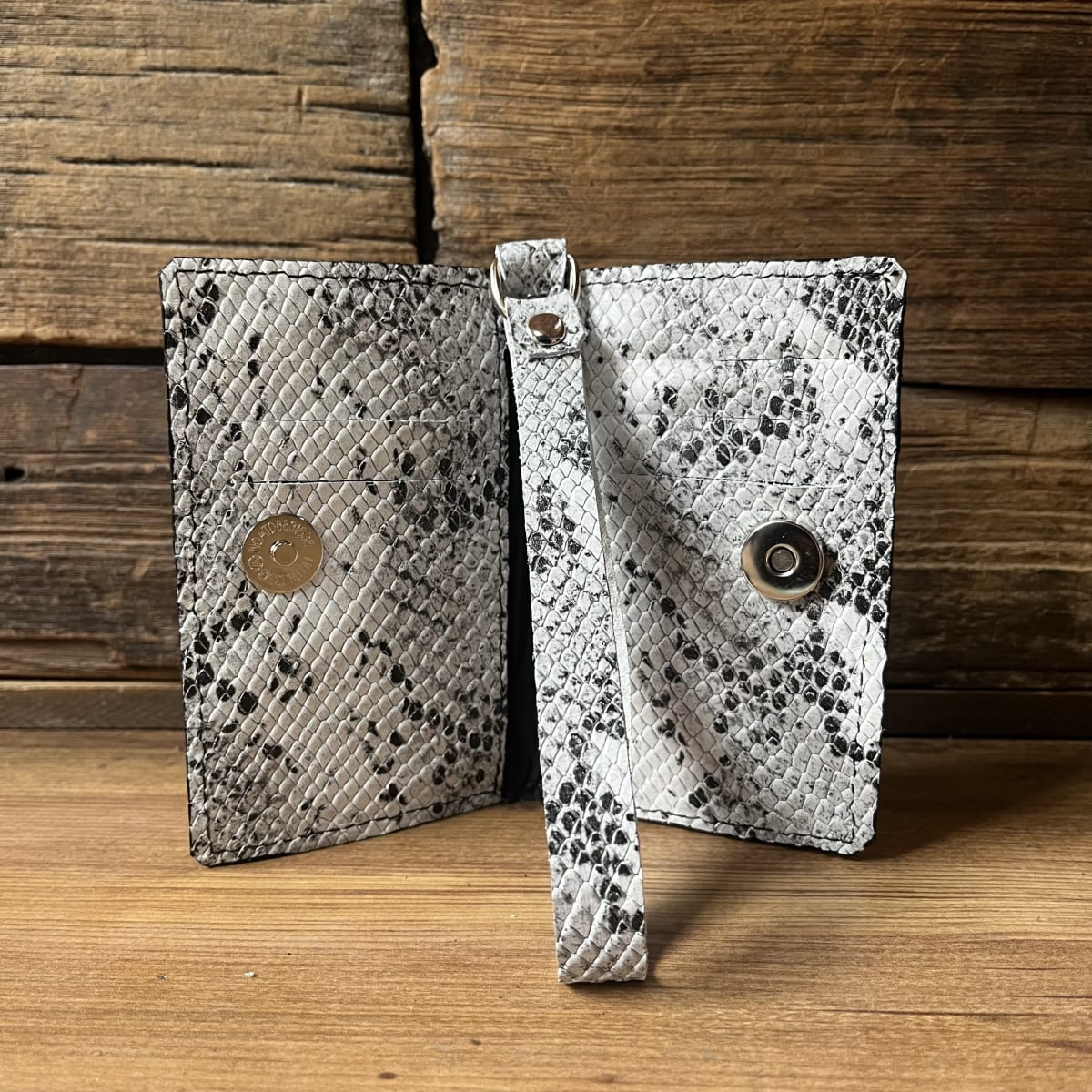 Billetera cuero corazon alado fucsia reptil gris 2 cuerpos2