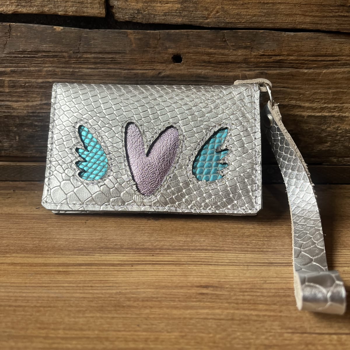 Billetera cuero corazon alado lila plata 2 cuerpos1