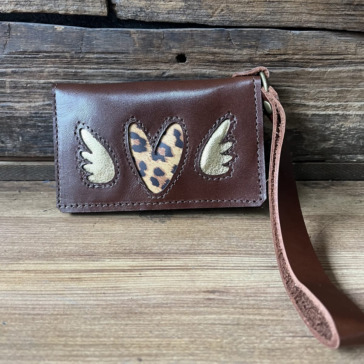 Billetera cuero corazon alado leopardo marron 2 cuerpos1