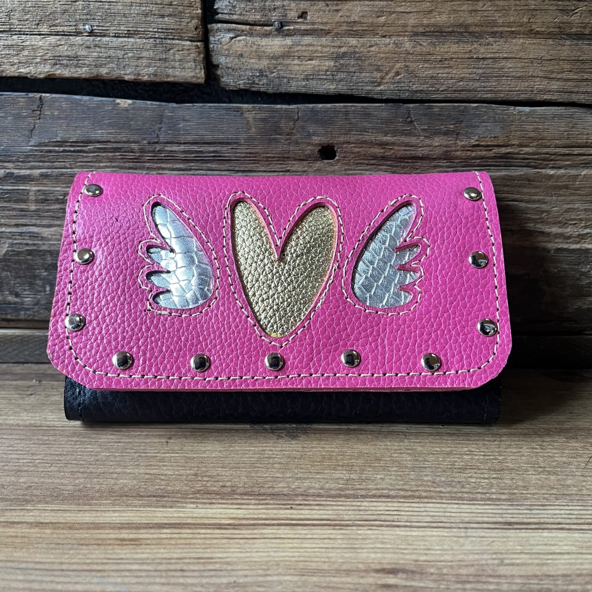Billetera cuero corazon alado dorado fucsia negro 3 cuerpos1
