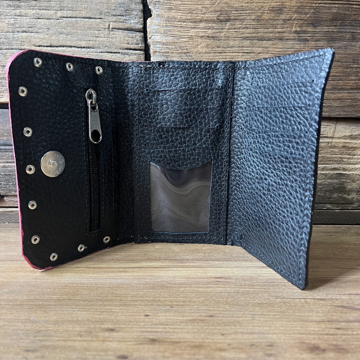 Billetera cuero corazon alado dorado fucsia negro 3 cuerpos2