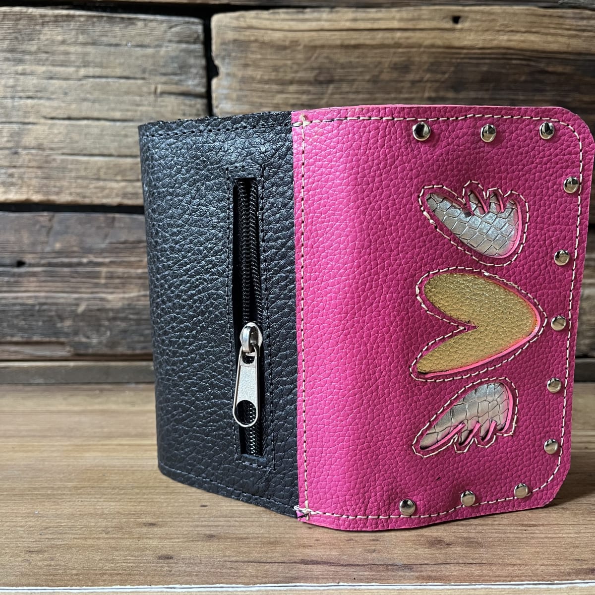 Billetera cuero corazon alado dorado fucsia negro 3 cuerpos3