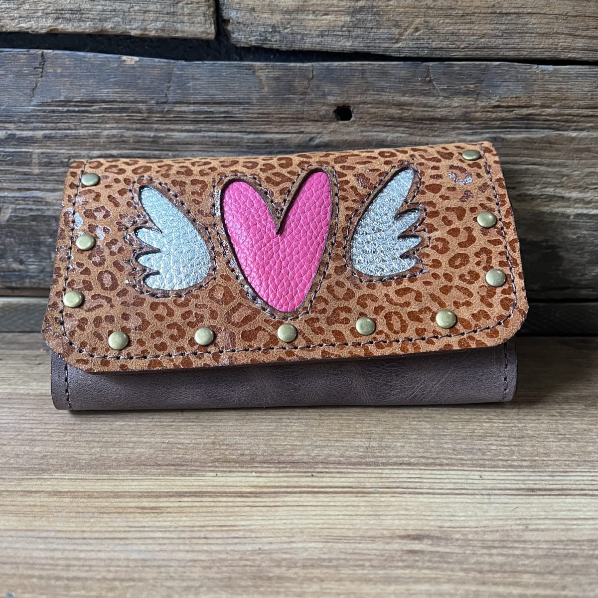 Billetera cuero corazon alado fucsia leopardo 3 cuerpos1