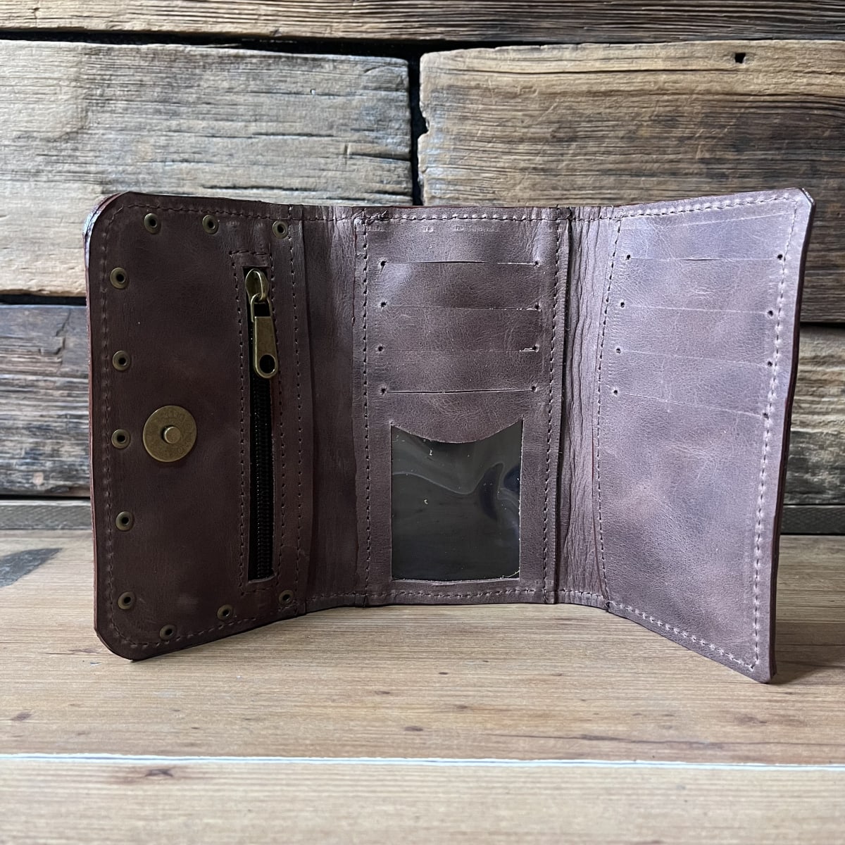 Billetera cuero corazon alado fucsia leopardo 3 cuerpos2