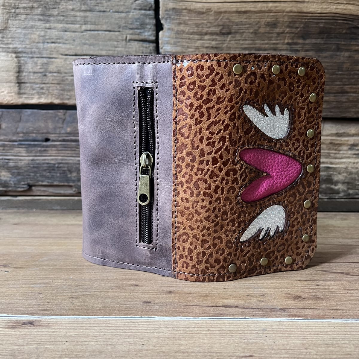 Billetera cuero corazon alado fucsia leopardo 3 cuerpos3