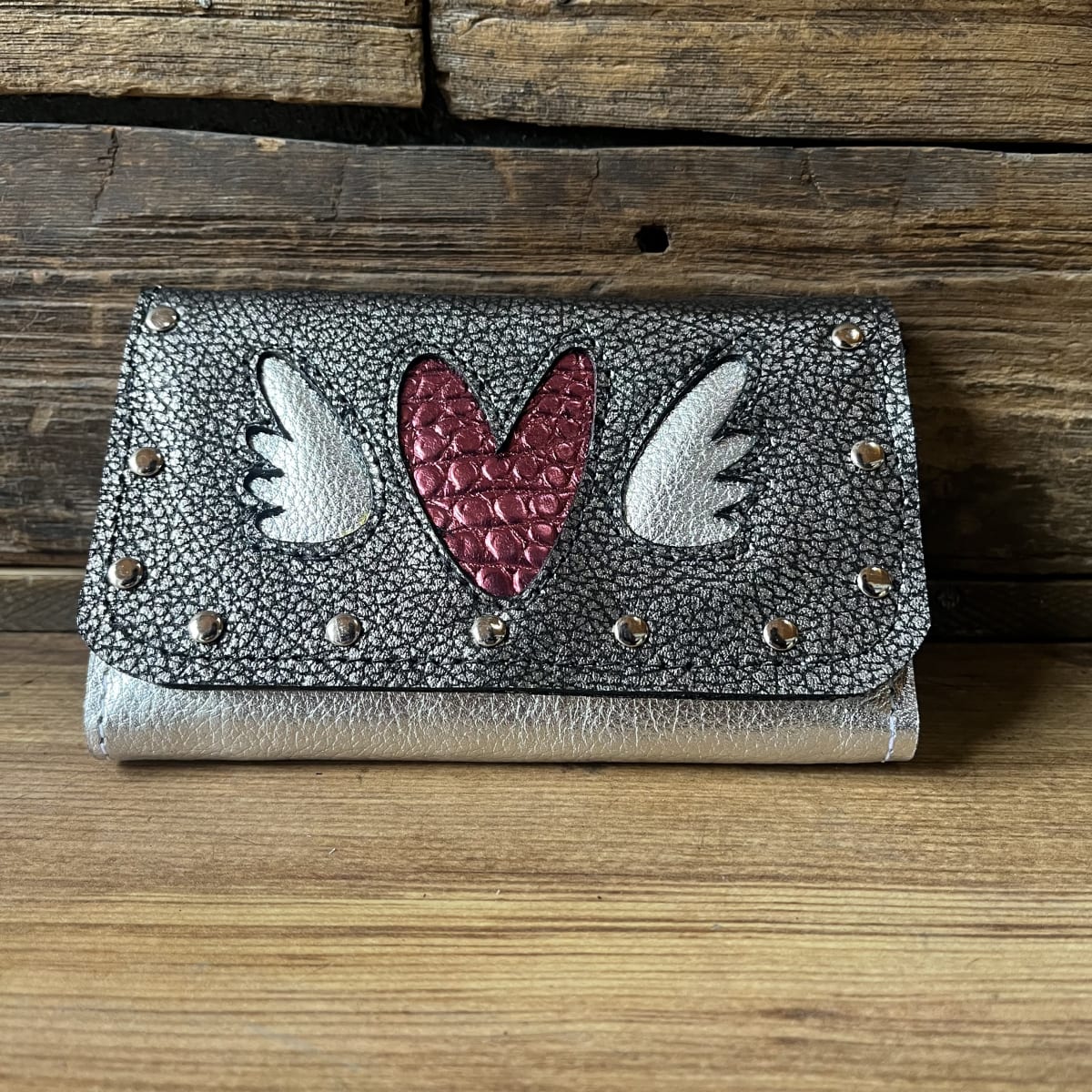 Billetera cuero corazon alado fucsia plata 3 cuerpos1