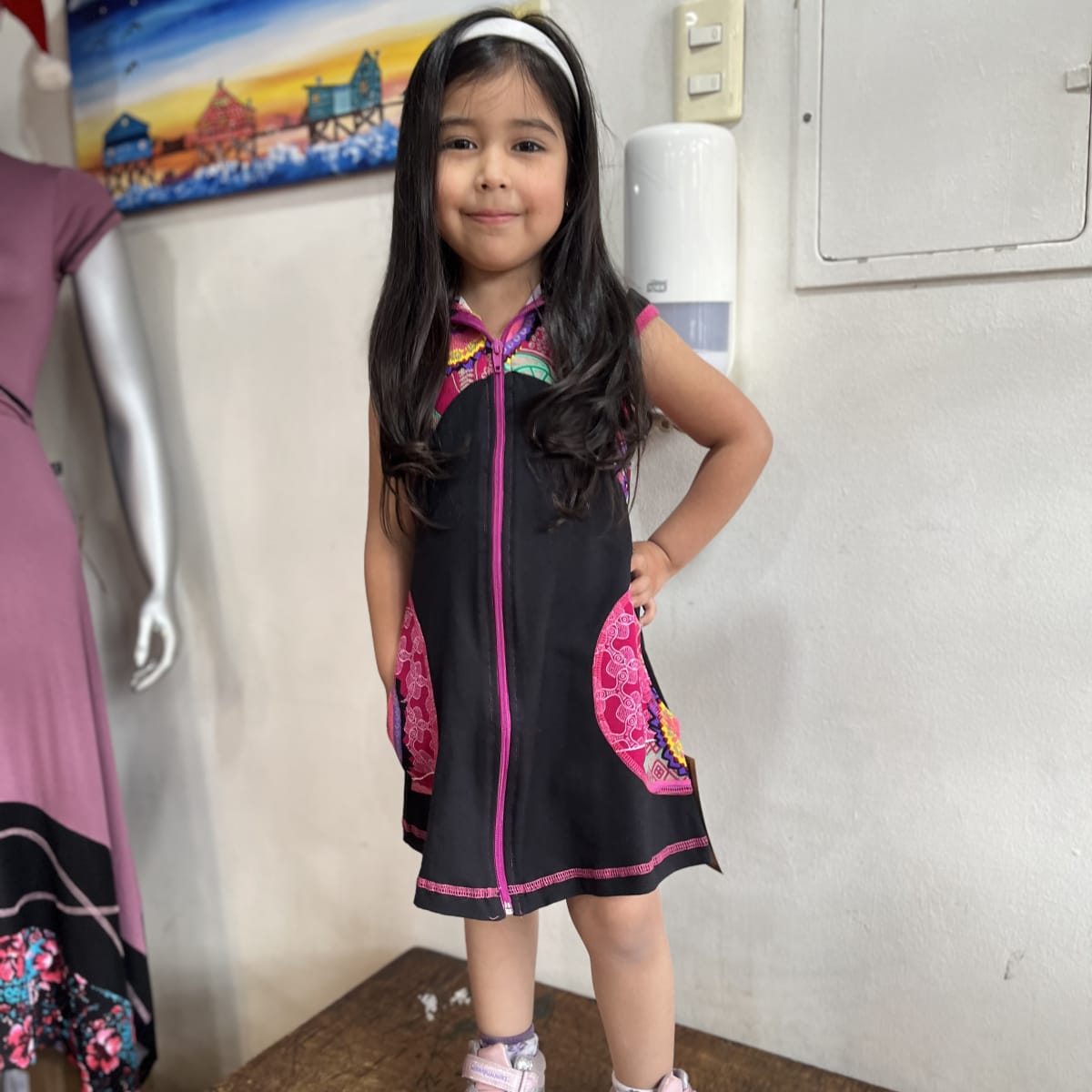 Vestido kisu niña cierre capucha negro magenta roma1