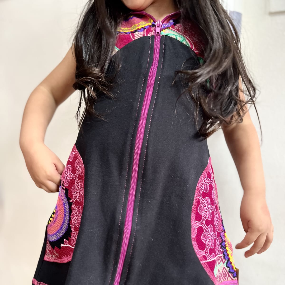 Vestido kisu niña cierre capucha negro magenta roma3