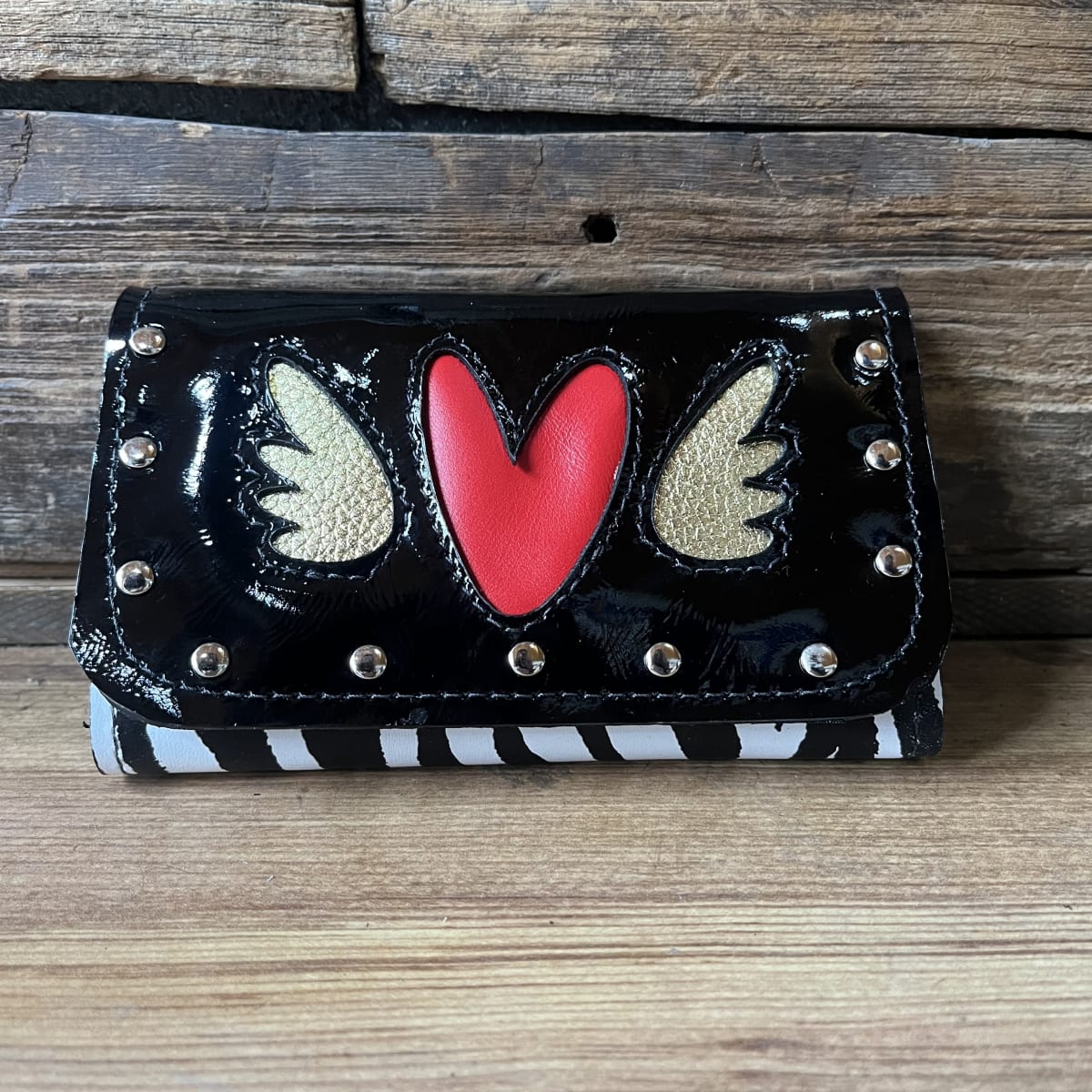 Billetera cuero corazon alado rojo negro cebra 3 cuerpos1
