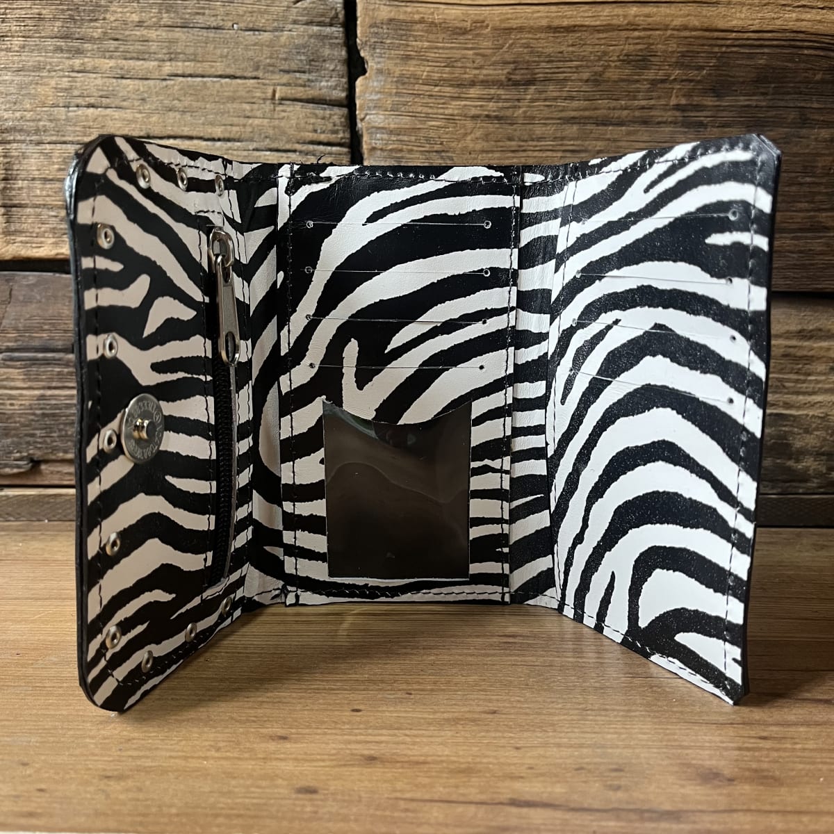 Billetera cuero corazon alado rojo negro cebra 3 cuerpos2