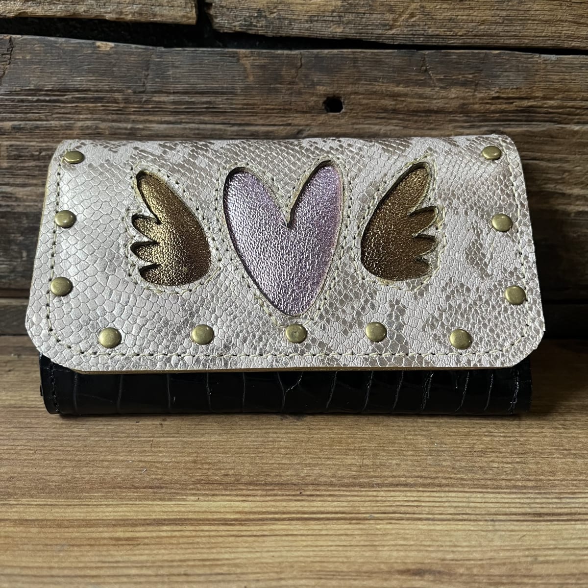Billetera cuero corazon alado lila negro 3 cuerpos1