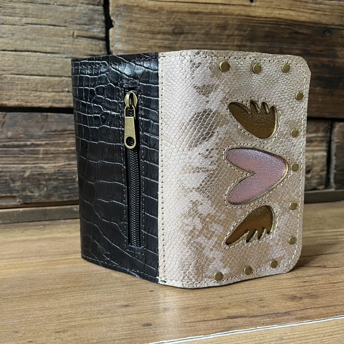 Billetera cuero corazon alado lila negro 3 cuerpos3