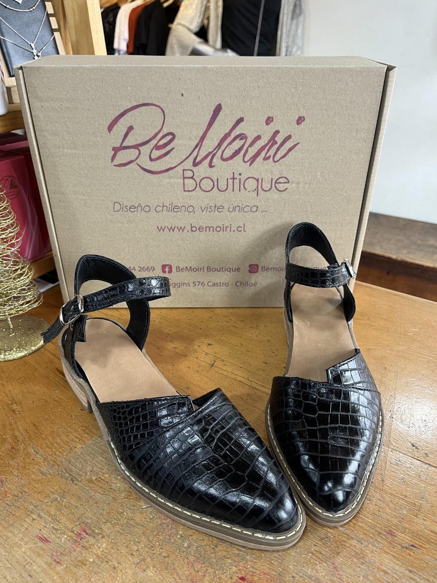 Babucha negra cuero negro texturas2