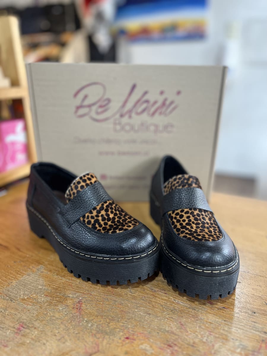 Mocasin cuero negro y leopardo2