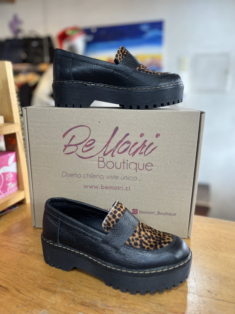 Mocasin cuero negro y leopardo3