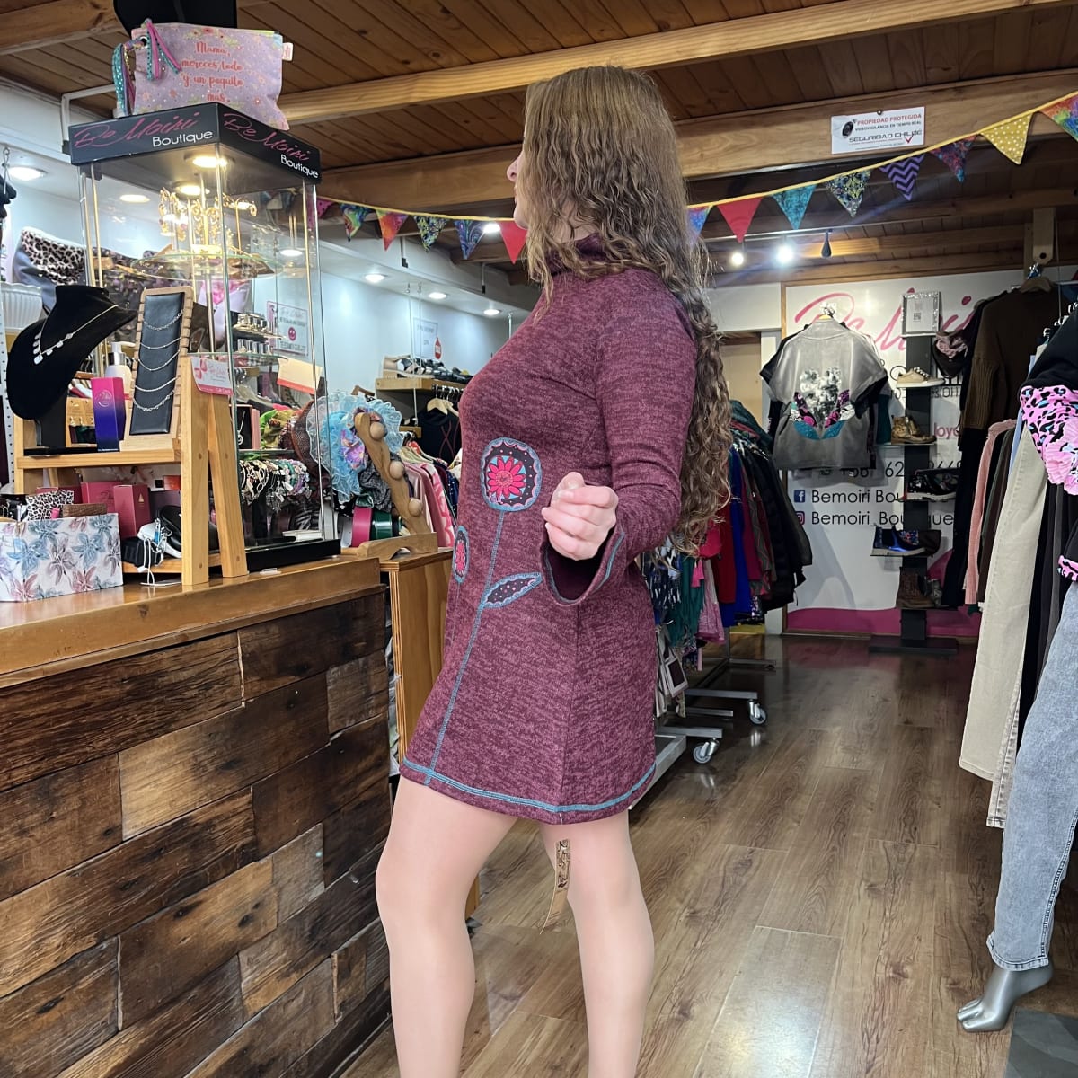 Vestido Kisu Sure burdeo manga larga3