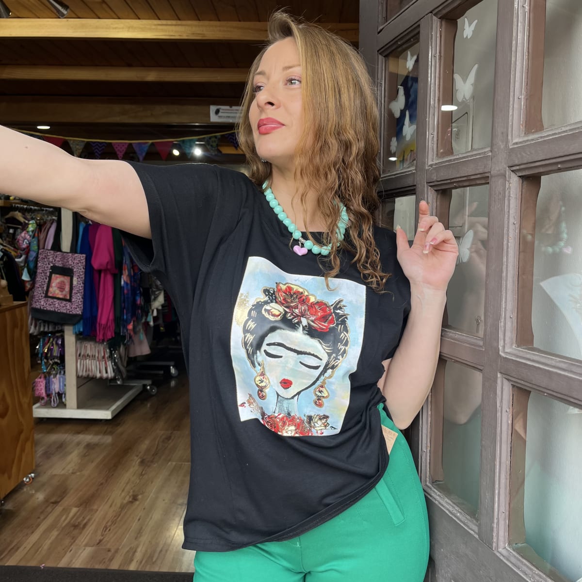 Polera Frida Khalo negro manga corta2