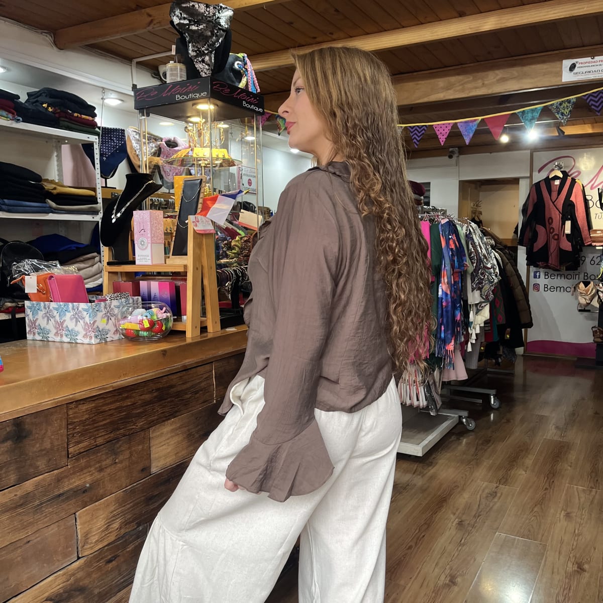 Blusa vuelos cafe manga campana3