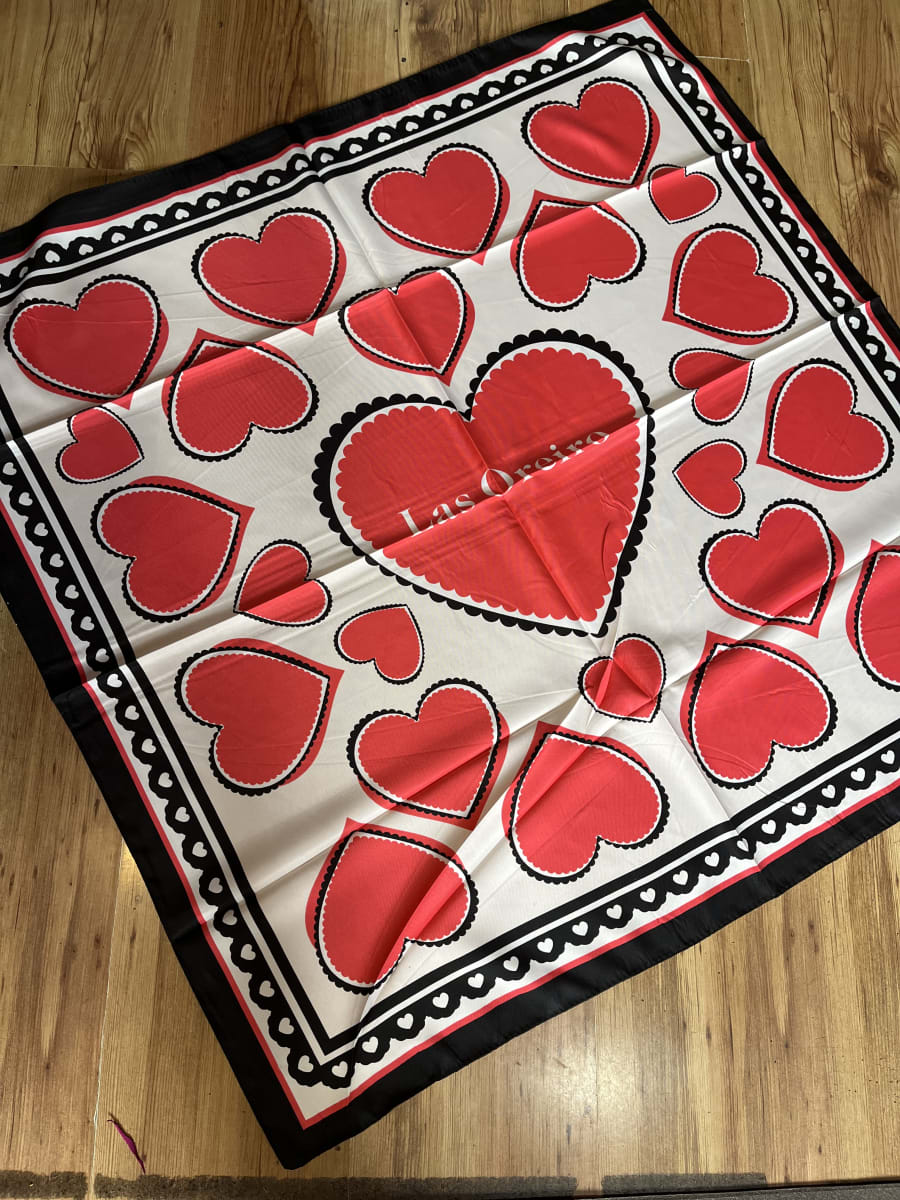Pañuelo seda 90*90 cms Oreiro corazones blanco rojo y negro2