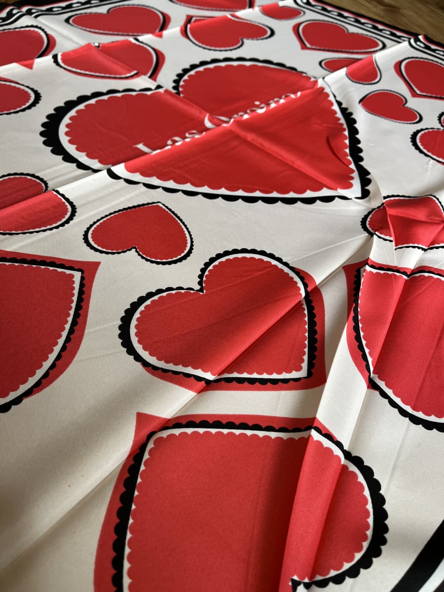 Pañuelo seda 90*90 cms Oreiro corazones blanco rojo y negro3