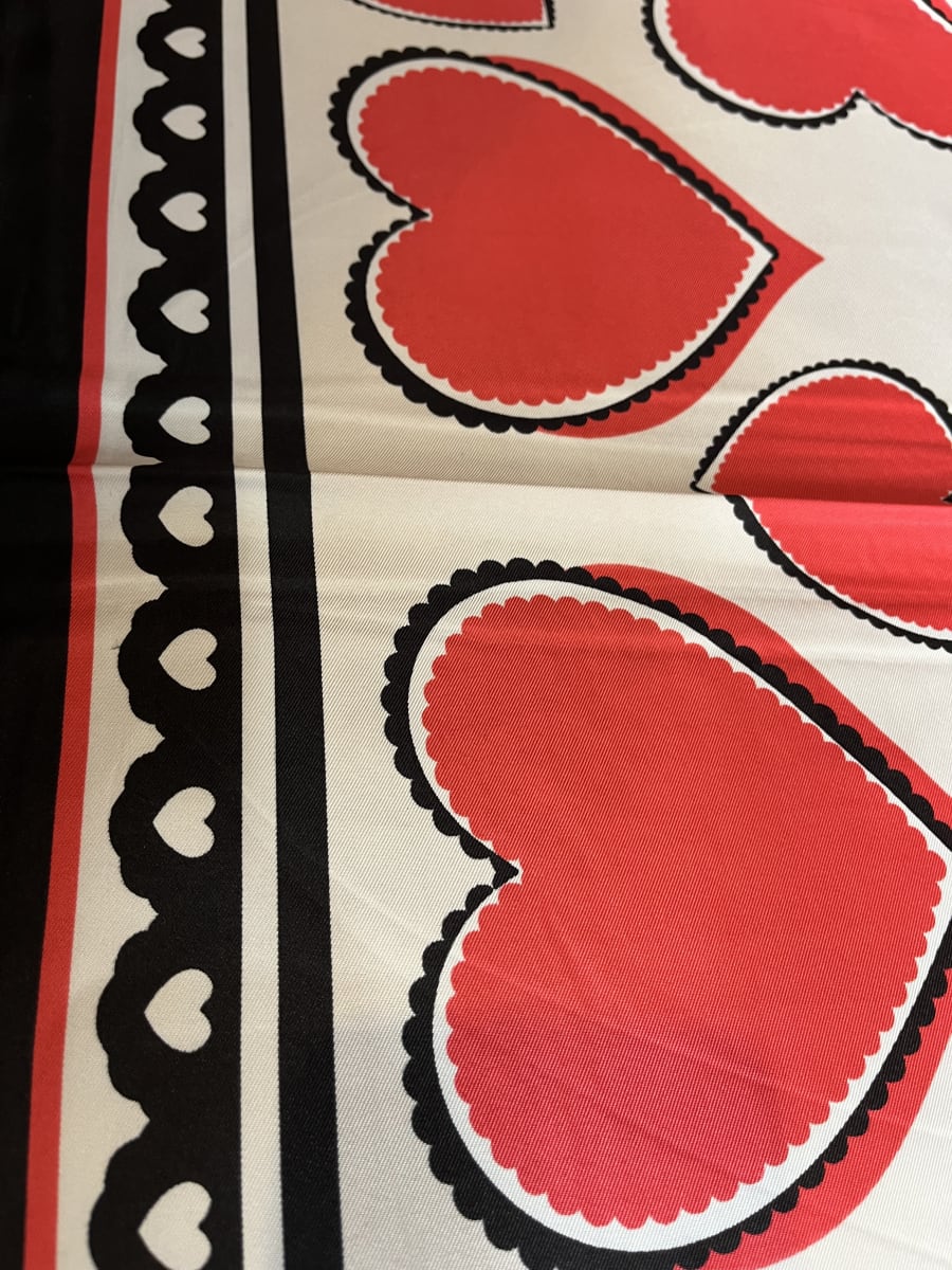Pañuelo seda 90*90 cms Oreiro corazones blanco rojo y negro4