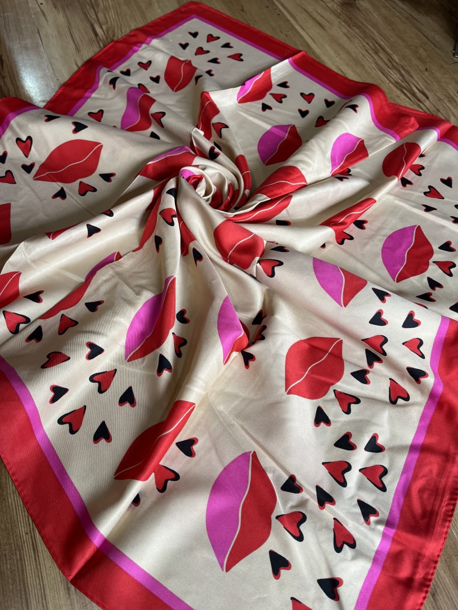 Pañuelo seda 90*90 cms Oreiro love beige rojo y fucsia1