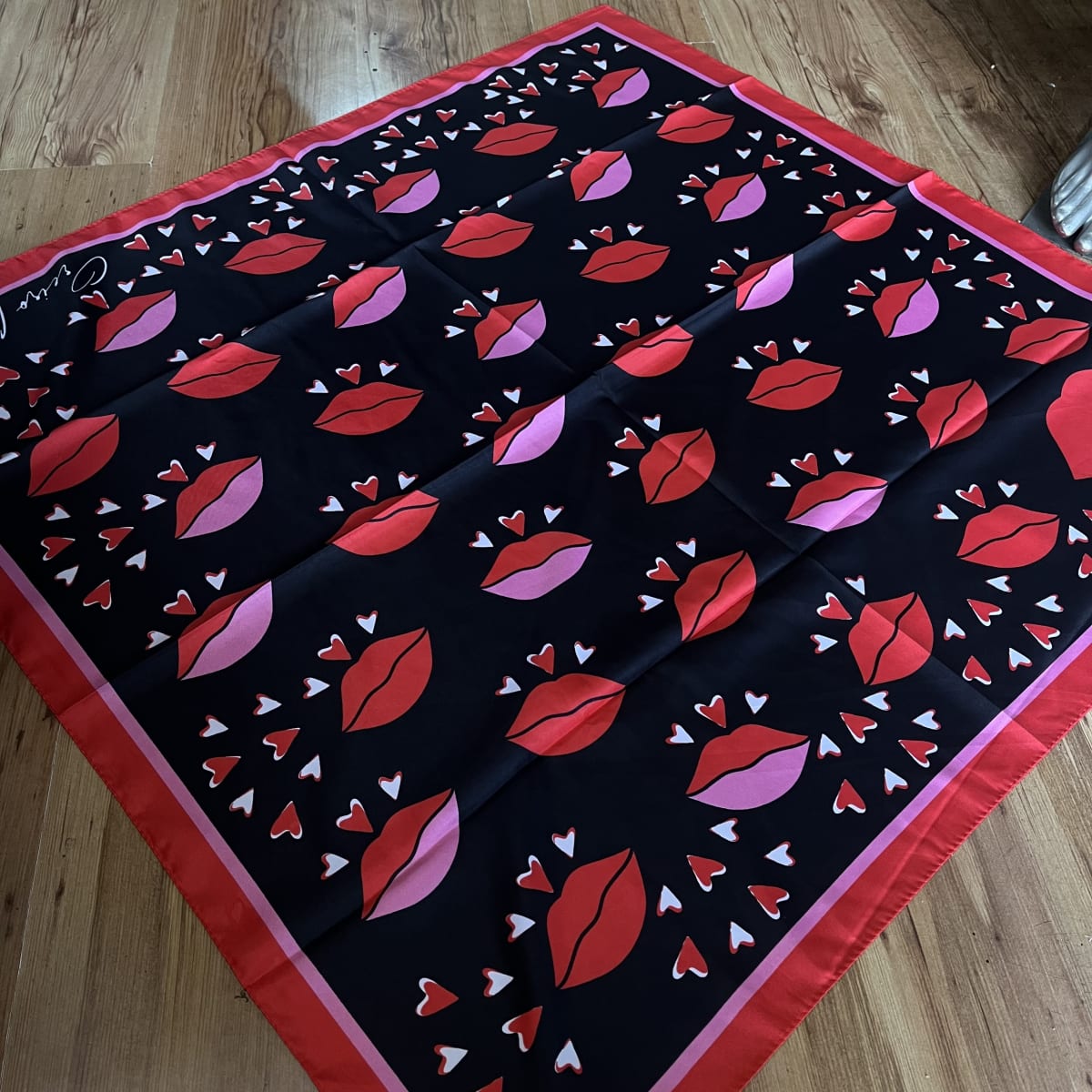 Pañuelo seda 90*90 cms Oreiro love bocas negro y rojo5